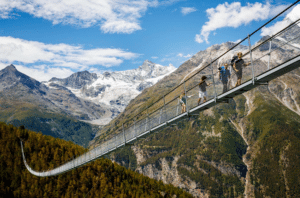 Quelle: https://www.google.com/url?sa=i&url=https%3A%2F%2Fde.m.wikipedia.org%2Fwiki%2FDatei%3ASWISSROPE_SkyWalk_Randa_494_m.jpg&psig=AOvVaw3znwGoaePWz